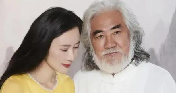 展现了杜星霖的“窘境”刘晓庆果然没说错PG电子麻将胡了2和张纪中的一趟旅游(图9)