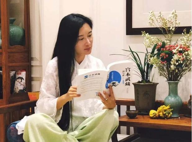 展现了杜星霖的“窘境”刘晓庆果然没说错PG电子麻将胡了2和张纪中的一趟旅游(图13)