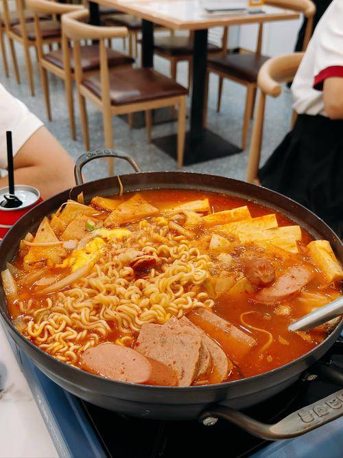 法丰富食材一锅煮寒冷天气里的暖心美食制作指南麻将胡了2试玩网站鲜香四溢的韩式部队火锅做(图1)