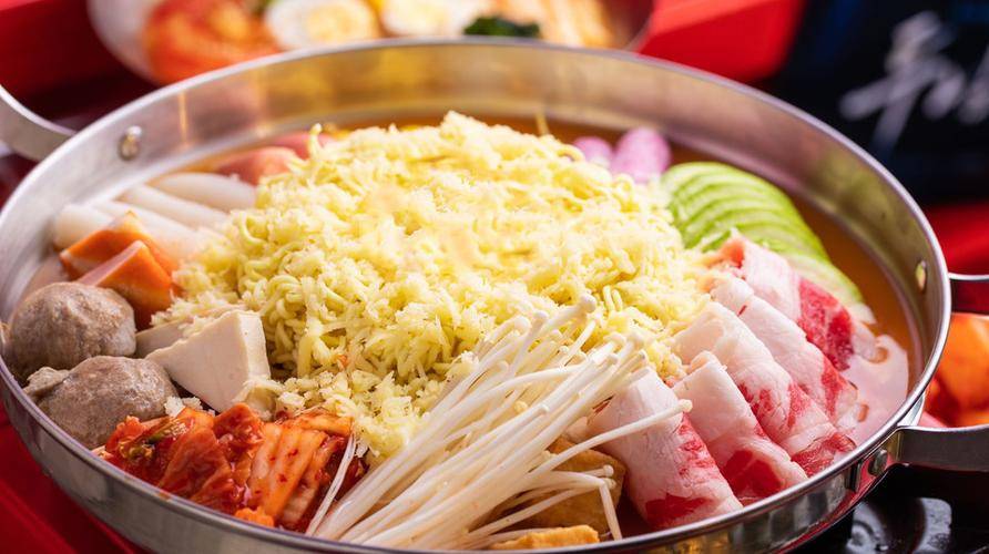 一锅炖煮多元风味绽光芒麻将胡了韩式部队火锅：(图2)