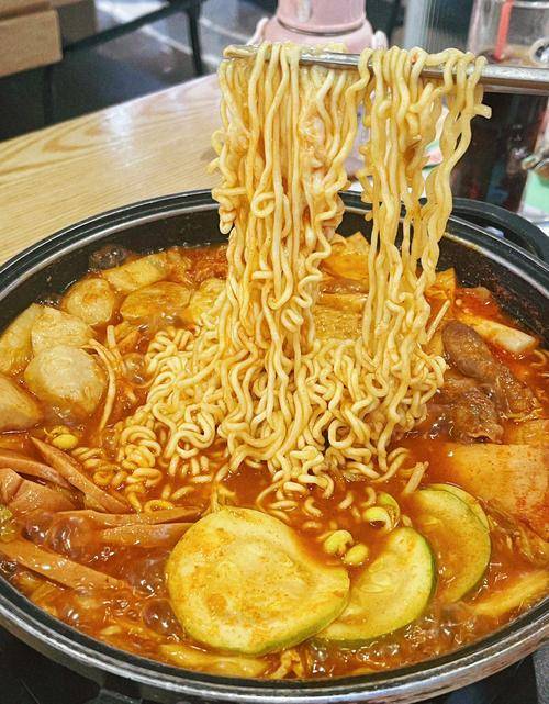 一锅炖煮多元风味绽光芒麻将胡了韩式部队火锅：(图3)