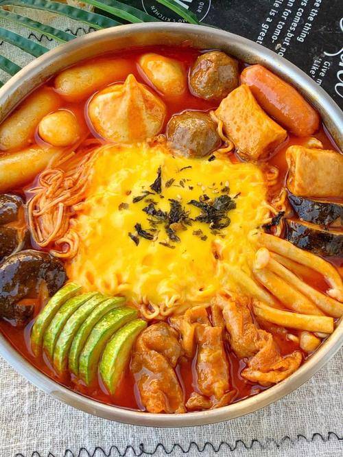 一锅炖煮多元风味绽光芒麻将胡了韩式部队火锅：(图5)